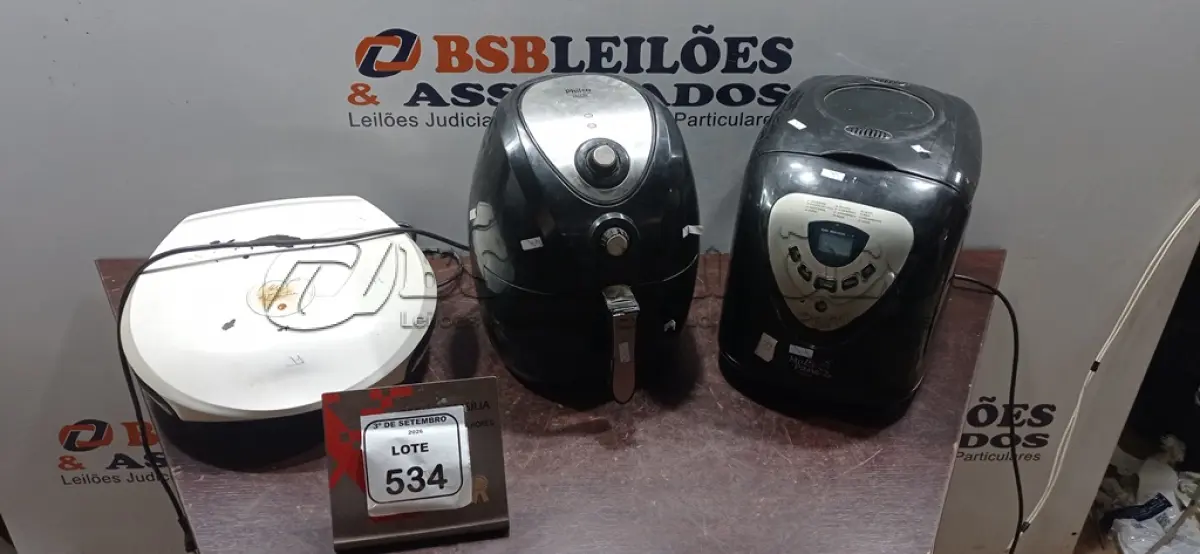 LOTE 534 - 01 AIR FRYER, 01 PANIFICADORA E 01 GRILL. (NO ESTADO) ATENÇÃO! FAZER A VISITAÇÃO ANTES DE ARREMATAR, NÃO SABEMOS SE FUNCIONA, LEILÃO NÃO TEM GARANTIA E NEM DEVOLUÇÃO, SUJEITO A POSSÍVEIS AVARIAS VISÍVEIS/OCULTAS E/OU AUSÊNCIA DE COMPONENTES.