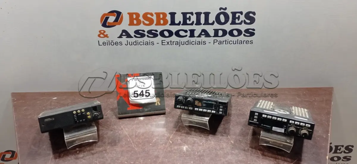 LOTE 545 - 03 RÁDIOS TRANSCEPTORES MARCA MOTOROLA. (NO ESTADO) ATENÇÃO! FAZER A VISITAÇÃO ANTES DE ARREMATAR, NÃO SABEMOS SE FUNCIONA, LEILÃO NÃO TEM GARANTIA E NEM DEVOLUÇÃO, SUJEITO A POSSÍVEIS AVARIAS VISÍVEIS/OCULTAS E/OU AUSÊNCIA DE COMPONENTES.