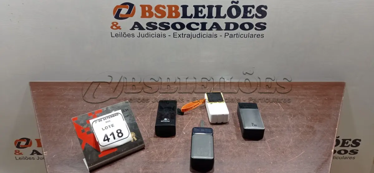 LOTE 418 - 04 POWER BANKS DE MARCAS E MODELOS DIVERSOS. (NO ESTADO) ATENÇÃO! FAZER A VISITAÇÃO ANTES DE ARREMATAR, NÃO SABEMOS SE FUNCIONA, LEILÃO NÃO TEM GARANTIA E NEM DEVOLUÇÃO, SUJEITO A POSSÍVEIS AVARIAS VISÍVEIS/OCULTAS E/OU AUSÊNCIA DE COMPONENTES.