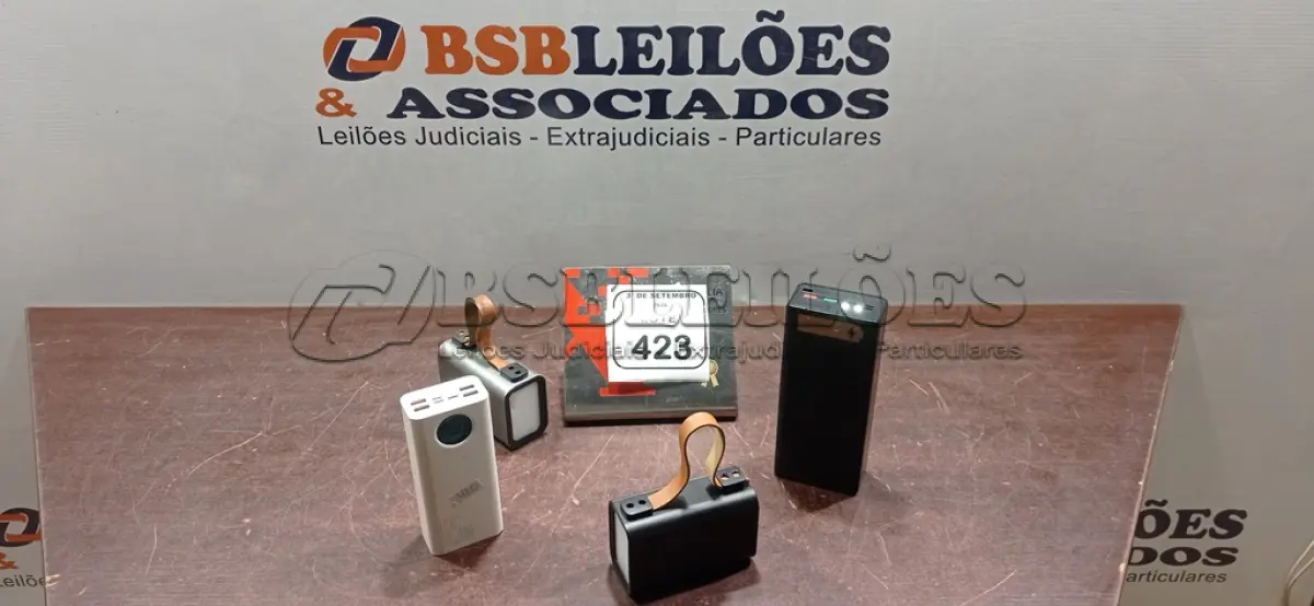 LOTE 423 - 04 POWER BANKS DE MARCAS E MODELOS DIVERSOS. (NO ESTADO) ATENÇÃO! FAZER A VISITAÇÃO ANTES DE ARREMATAR, NÃO SABEMOS SE FUNCIONA, LEILÃO NÃO TEM GARANTIA E NEM DEVOLUÇÃO, SUJEITO A POSSÍVEIS AVARIAS VISÍVEIS/OCULTAS E/OU AUSÊNCIA DE COMPONENTES.