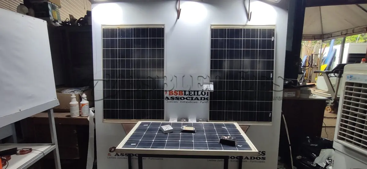 LOTE 355 - 03 PLACAS SOLARES COM 07 CONTROLADORES DE CARGA. (NO ESTADO) ATENÇÃO! FAZER A VISITAÇÃO ANTES DE ARREMATAR, NÃO SABEMOS SE FUNCIONA, LEILÃO NÃO TEM GARANTIA E NEM DEVOLUÇÃO, SUJEITO A POSSÍVEIS AVARIAS VISÍVEIS/OCULTAS E/OU AUSÊNCIA DE COMPONENTES.