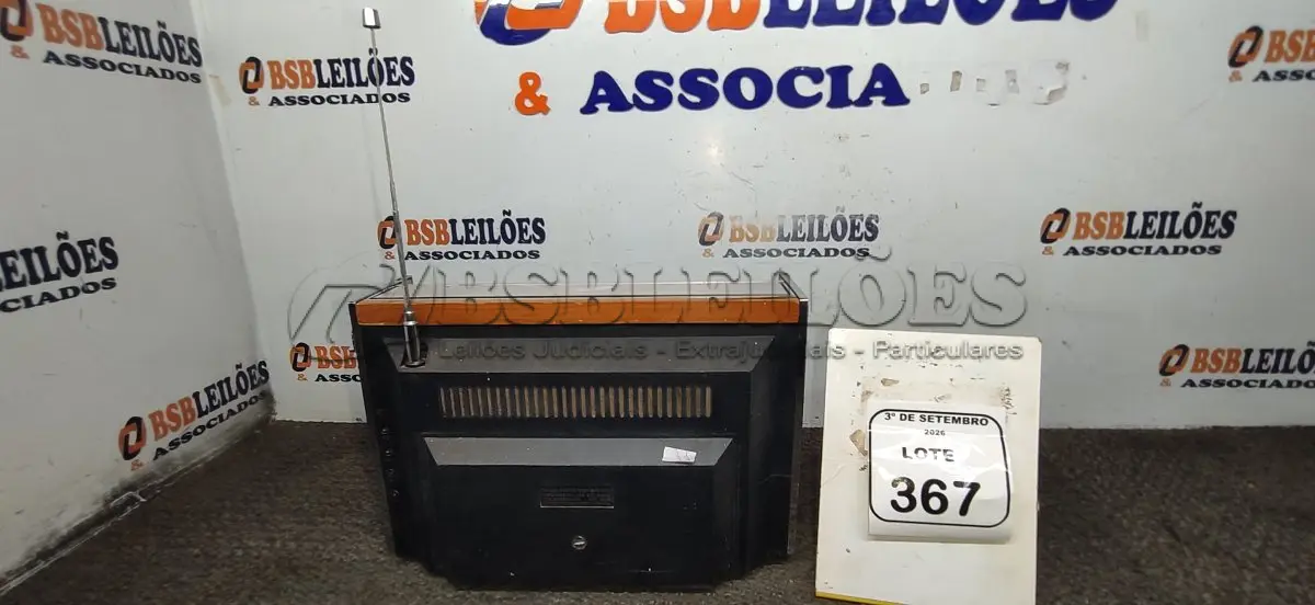 LOTE 367 - 01 APARELHO DE SOM ANTIGO MODELO TRANSGLOBE MARCA PHILCO. (NO ESTADO) ATENÇÃO! FAZER A VISITAÇÃO ANTES DE ARREMATAR, NÃO SABEMOS SE FUNCIONA, LEILÃO NÃO TEM GARANTIA E NEM DEVOLUÇÃO, SUJEITO A POSSÍVEIS AVARIAS VISÍVEIS/OCULTAS E/OU AUSÊNCIA DE COMPONENTES.