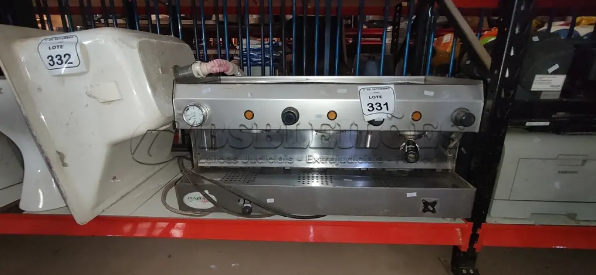 LOTE 331 - 01 CAFETEIRA INDUSTRIAL. (NO ESTADO) ATENÇÃO! FAZER A VISITAÇÃO ANTES DE ARREMATAR, NÃO SABEMOS SE FUNCIONA, LEILÃO NÃO TEM GARANTIA E NEM DEVOLUÇÃO, SUJEITO A POSSÍVEIS AVARIAS VISÍVEIS/OCULTAS E/OU AUSÊNCIA DE COMPONENTES.