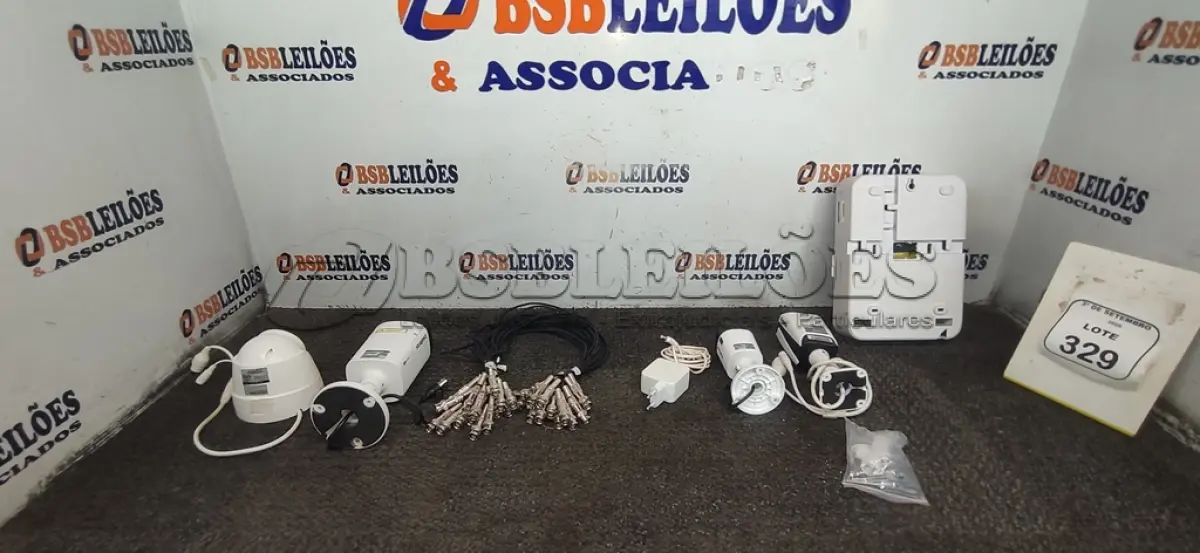LOTE 329 - 03 CÂMERAS BULLET, 01 CENTRAL DE ALARME, 01 CÂMERA DOME E VÁRIOS CONECTORES BNC COM MOLAS. (NO ESTADO) ATENÇÃO! FAZER A VISITAÇÃO ANTES DE ARREMATAR, NÃO SABEMOS SE FUNCIONA, LEILÃO NÃO TEM GARANTIA E NEM DEVOLUÇÃO, SUJEITO A POSSÍVEIS AVARIAS VISÍVEIS/OCULTAS E/OU AUSÊNCIA DE COMPONENTES.
