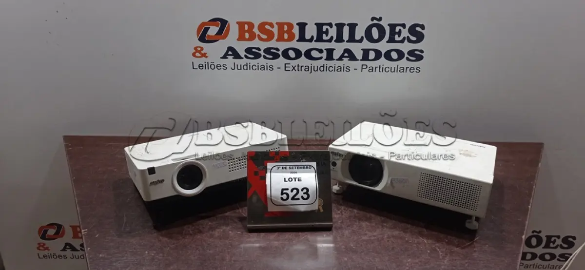 LOTE 523 - 02 PROJETORES SEM CABOS. (NO ESTADO) ATENÇÃO! FAZER A VISITAÇÃO ANTES DE ARREMATAR, NÃO SABEMOS SE FUNCIONA, LEILÃO NÃO TEM GARANTIA E NEM DEVOLUÇÃO, SUJEITO A POSSÍVEIS AVARIAS VISÍVEIS/OCULTAS E/OU AUSÊNCIA DE COMPONENTES.