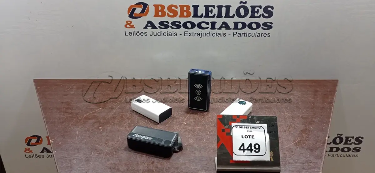 LOTE 449 - 04 POWER BANKS DE MARCAS E MODELOS DIVERSOS. (NO ESTADO) ATENÇÃO! FAZER A VISITAÇÃO ANTES DE ARREMATAR, NÃO SABEMOS SE FUNCIONA, LEILÃO NÃO TEM GARANTIA E NEM DEVOLUÇÃO, SUJEITO A POSSÍVEIS AVARIAS VISÍVEIS/OCULTAS E/OU AUSÊNCIA DE COMPONENTES.