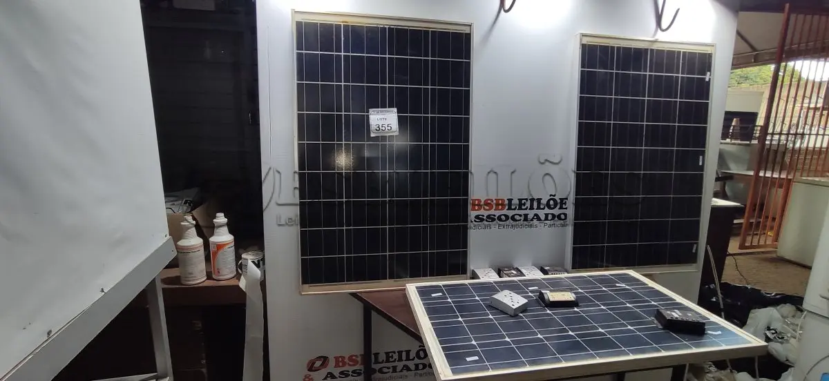 LOTE 355 - 03 PLACAS SOLARES COM 07 CONTROLADORES DE CARGA. (NO ESTADO) ATENÇÃO! FAZER A VISITAÇÃO ANTES DE ARREMATAR, NÃO SABEMOS SE FUNCIONA, LEILÃO NÃO TEM GARANTIA E NEM DEVOLUÇÃO, SUJEITO A POSSÍVEIS AVARIAS VISÍVEIS/OCULTAS E/OU AUSÊNCIA DE COMPONENTES.