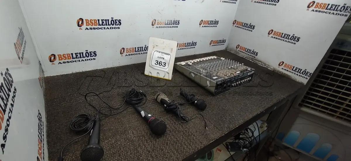 LOTE 363 - 01MESA DE SOM MODELO 1402-VLZ3 E 04 MICROFONES DE MARCAS E MODELOS DIVERSOS. (NO ESTADO) ATENÇÃO! FAZER A VISITAÇÃO ANTES DE ARREMATAR, NÃO SABEMOS SE FUNCIONA, LEILÃO NÃO TEM GARANTIA E NEM DEVOLUÇÃO, SUJEITO A POSSÍVEIS AVARIAS VISÍVEIS/OCULTAS E/OU AUSÊNCIA DE COMPONENTES.