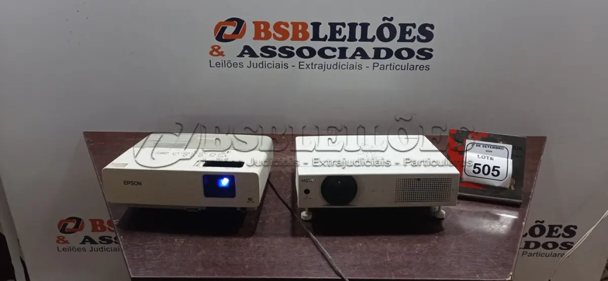LOTE 505 - 02 PROJETORES SEM CABOS. (NO ESTADO) ATENÇÃO! FAZER A VISITAÇÃO ANTES DE ARREMATAR, NÃO SABEMOS SE FUNCIONA, LEILÃO NÃO TEM GARANTIA E NEM DEVOLUÇÃO, SUJEITO A POSSÍVEIS AVARIAS VISÍVEIS/OCULTAS E/OU AUSÊNCIA DE COMPONENTES.