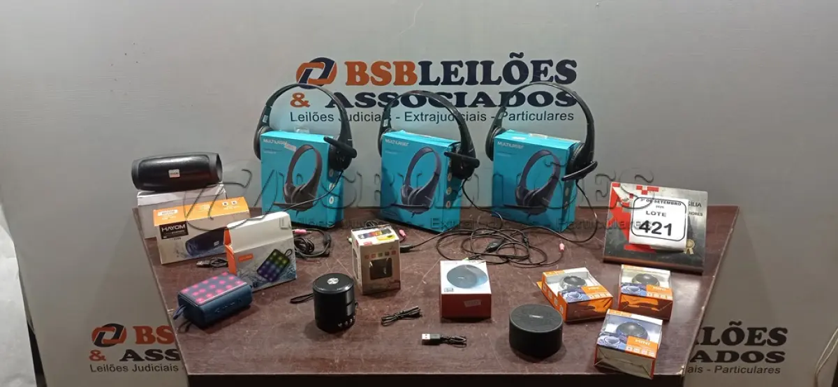 LOTE 421 - 03 HEADSETS E 07 CAIXINHAS DE SOM DE MARCAS E MODELOS DIVERSOS. (NO ESTADO) ATENÇÃO! FAZER A VISITAÇÃO ANTES DE ARREMATAR, NÃO SABEMOS SE FUNCIONA, LEILÃO NÃO TEM GARANTIA E NEM DEVOLUÇÃO, SUJEITO A POSSÍVEIS AVARIAS VISÍVEIS/OCULTAS E/OU AUSÊNCIA DE COMPONENTES.