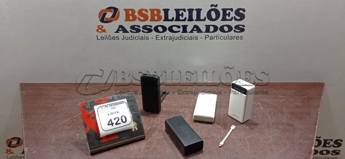 LOTE 420 - 04 POWER BANKS DE MARCAS E MODELOS DIVERSOS. (NO ESTADO) ATENÇÃO! FAZER A VISITAÇÃO ANTES DE ARREMATAR, NÃO SABEMOS SE FUNCIONA, LEILÃO NÃO TEM GARANTIA E NEM DEVOLUÇÃO, SUJEITO A POSSÍVEIS AVARIAS VISÍVEIS/OCULTAS E/OU AUSÊNCIA DE COMPONENTES.