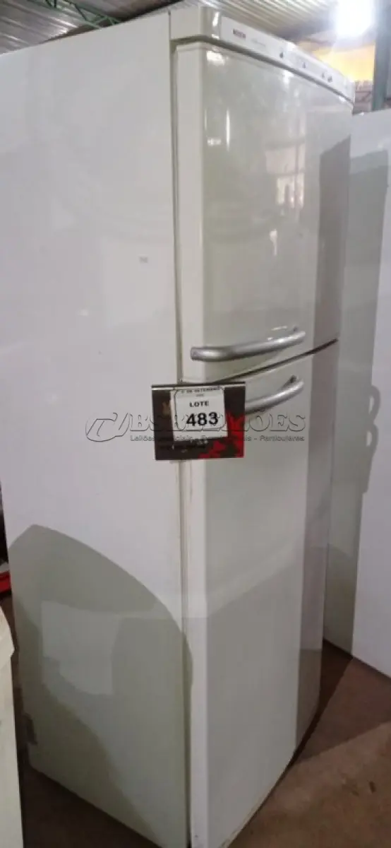 LOTE 483 - 01 GELADEIRA 220V MARCA BOSCH.  (NO ESTADO) ATENÇÃO! FAZER A VISITAÇÃO ANTES DE ARREMATAR, NÃO SABEMOS SE FUNCIONA, LEILÃO NÃO TEM GARANTIA E NEM DEVOLUÇÃO, SUJEITO A POSSÍVEIS AVARIAS VISÍVEIS/OCULTAS E/OU AUSÊNCIA DE COMPONENTES.