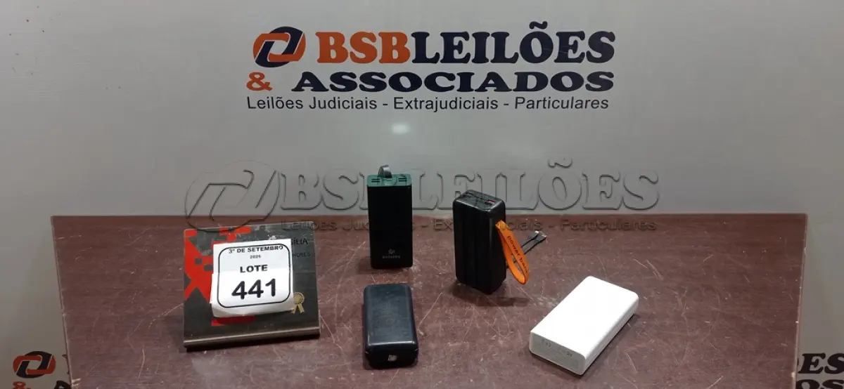 LOTE 441 - 04 POWER BANKS DE MARCAS E MODELOS DIVERSOS. (NO ESTADO) ATENÇÃO! FAZER A VISITAÇÃO ANTES DE ARREMATAR, NÃO SABEMOS SE FUNCIONA, LEILÃO NÃO TEM GARANTIA E NEM DEVOLUÇÃO, SUJEITO A POSSÍVEIS AVARIAS VISÍVEIS/OCULTAS E/OU AUSÊNCIA DE COMPONENTES.