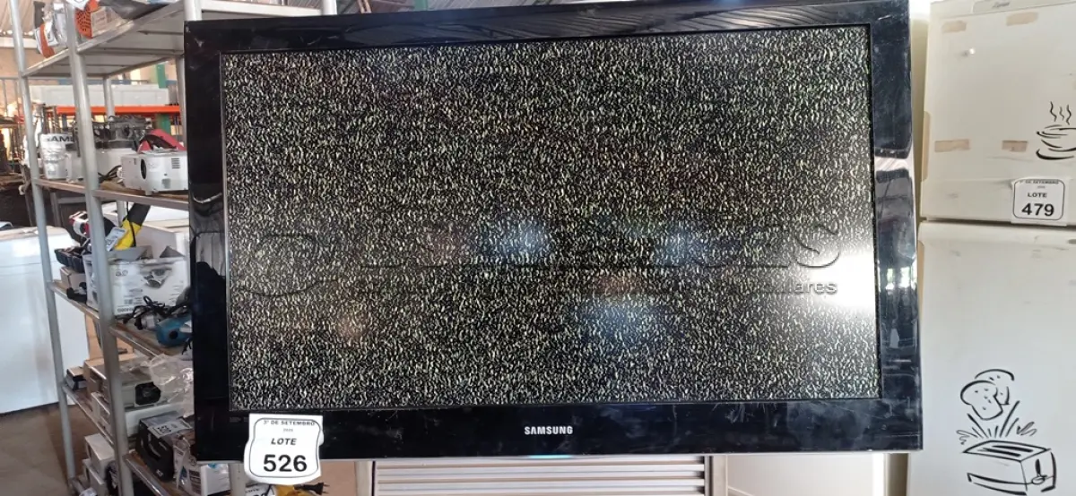 LOTE 526 - 01 TV 40’’ MARCA SAMSUNG. (NO ESTADO) ATENÇÃO! FAZER A VISITAÇÃO ANTES DE ARREMATAR, NÃO SABEMOS SE FUNCIONA, LEILÃO NÃO TEM GARANTIA E NEM DEVOLUÇÃO, SUJEITO A POSSÍVEIS AVARIAS VISÍVEIS/OCULTAS E/OU AUSÊNCIA DE COMPONENTES.