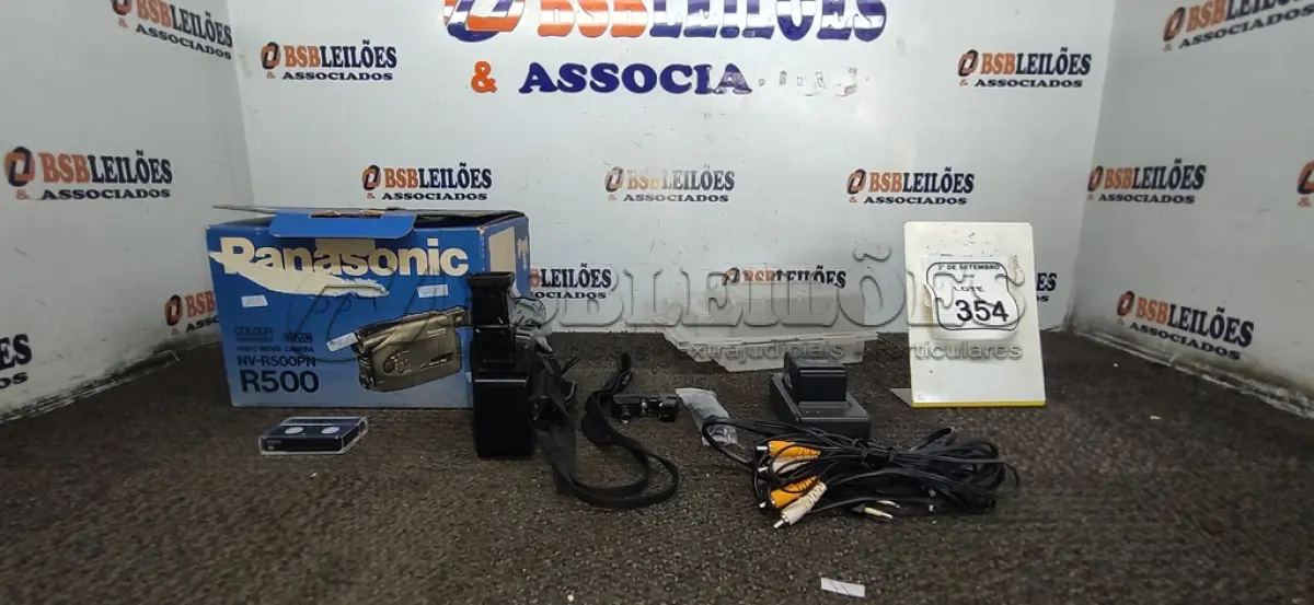 LOTE 354 - 01 FILMADORA MODELO NV-R500PN MARCA PANASONIC. (NO ESTADO) ATENÇÃO! FAZER A VISITAÇÃO ANTES DE ARREMATAR, NÃO SABEMOS SE FUNCIONA, LEILÃO NÃO TEM GARANTIA E NEM DEVOLUÇÃO, SUJEITO A POSSÍVEIS AVARIAS VISÍVEIS/OCULTAS E/OU AUSÊNCIA DE COMPONENTES.