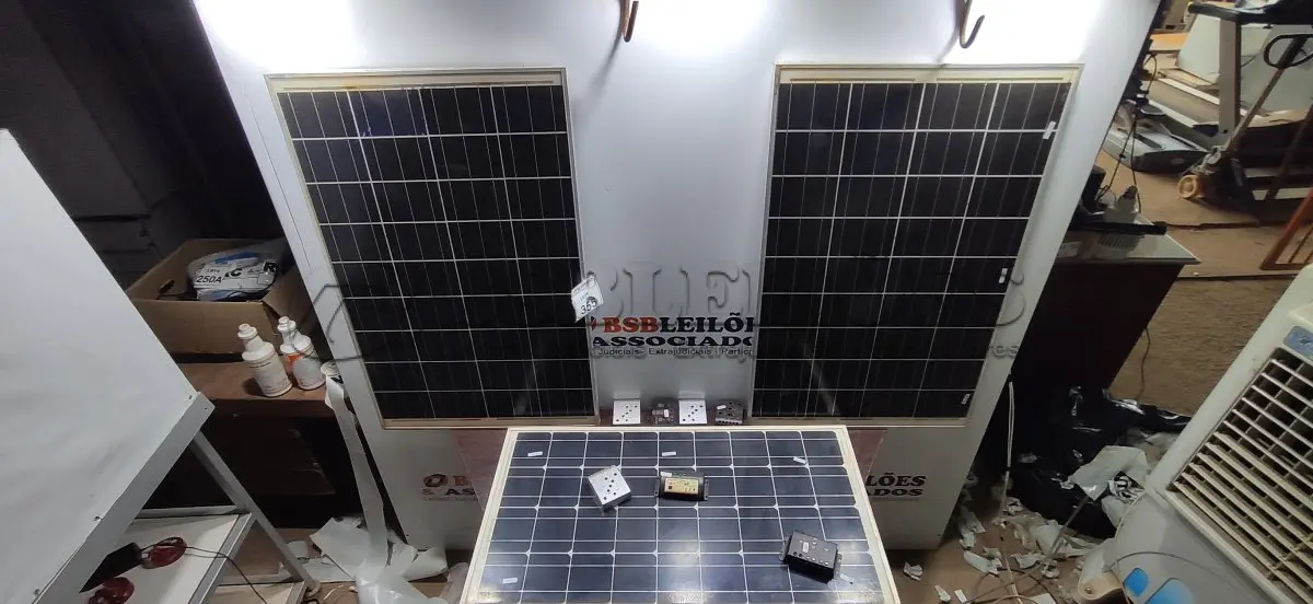 LOTE 355 - 03 PLACAS SOLARES COM 07 CONTROLADORES DE CARGA. (NO ESTADO) ATENÇÃO! FAZER A VISITAÇÃO ANTES DE ARREMATAR, NÃO SABEMOS SE FUNCIONA, LEILÃO NÃO TEM GARANTIA E NEM DEVOLUÇÃO, SUJEITO A POSSÍVEIS AVARIAS VISÍVEIS/OCULTAS E/OU AUSÊNCIA DE COMPONENTES.