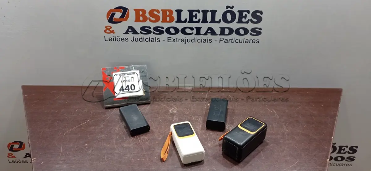 LOTE 440 - 04 POWER BANKS DE MARCAS E MODELOS DIVERSOS. (NO ESTADO) ATENÇÃO! FAZER A VISITAÇÃO ANTES DE ARREMATAR, NÃO SABEMOS SE FUNCIONA, LEILÃO NÃO TEM GARANTIA E NEM DEVOLUÇÃO, SUJEITO A POSSÍVEIS AVARIAS VISÍVEIS/OCULTAS E/OU AUSÊNCIA DE COMPONENTES.