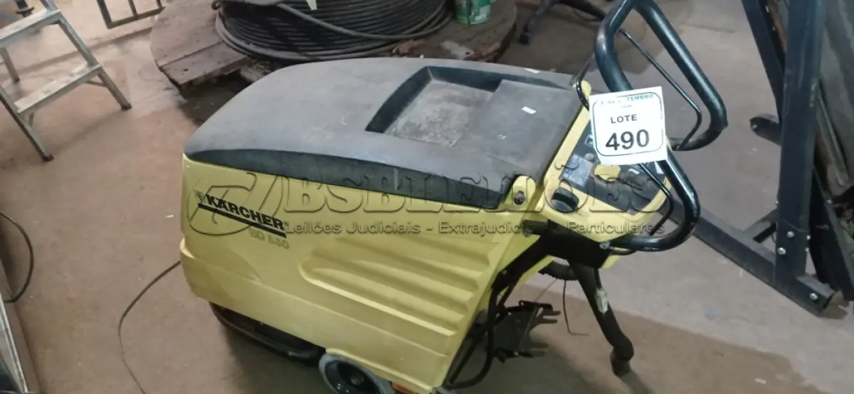 LOTE 490 - 01 MÁQUINA DE LAVAR PISOS INDUSTRIAL MODELO BD 530 MARCA KARCHER. (NO ESTADO) ATENÇÃO! FAZER A VISITAÇÃO ANTES DE ARREMATAR, NÃO SABEMOS SE FUNCIONA, LEILÃO NÃO TEM GARANTIA E NEM DEVOLUÇÃO, SUJEITO A POSSÍVEIS AVARIAS VISÍVEIS/OCULTAS E/OU AUSÊNCIA DE COMPONENTES.