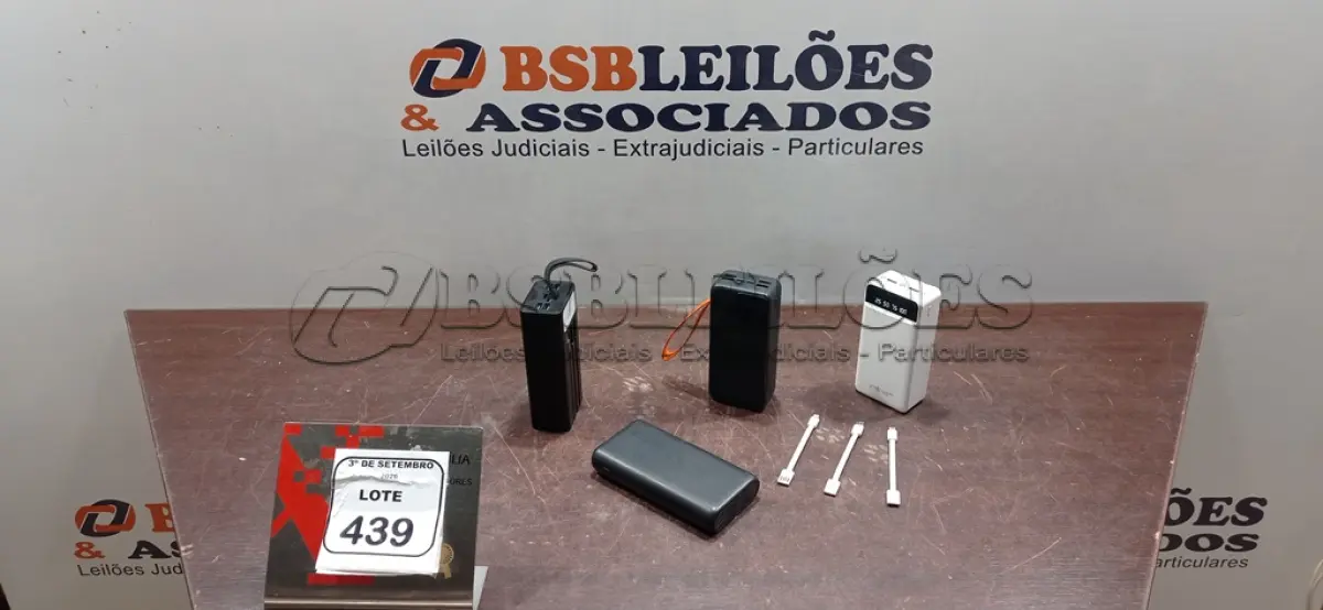 LOTE 439 - 04 POWER BANKS DE MARCAS E MODELOS DIVERSOS. (NO ESTADO) ATENÇÃO! FAZER A VISITAÇÃO ANTES DE ARREMATAR, NÃO SABEMOS SE FUNCIONA, LEILÃO NÃO TEM GARANTIA E NEM DEVOLUÇÃO, SUJEITO A POSSÍVEIS AVARIAS VISÍVEIS/OCULTAS E/OU AUSÊNCIA DE COMPONENTES.