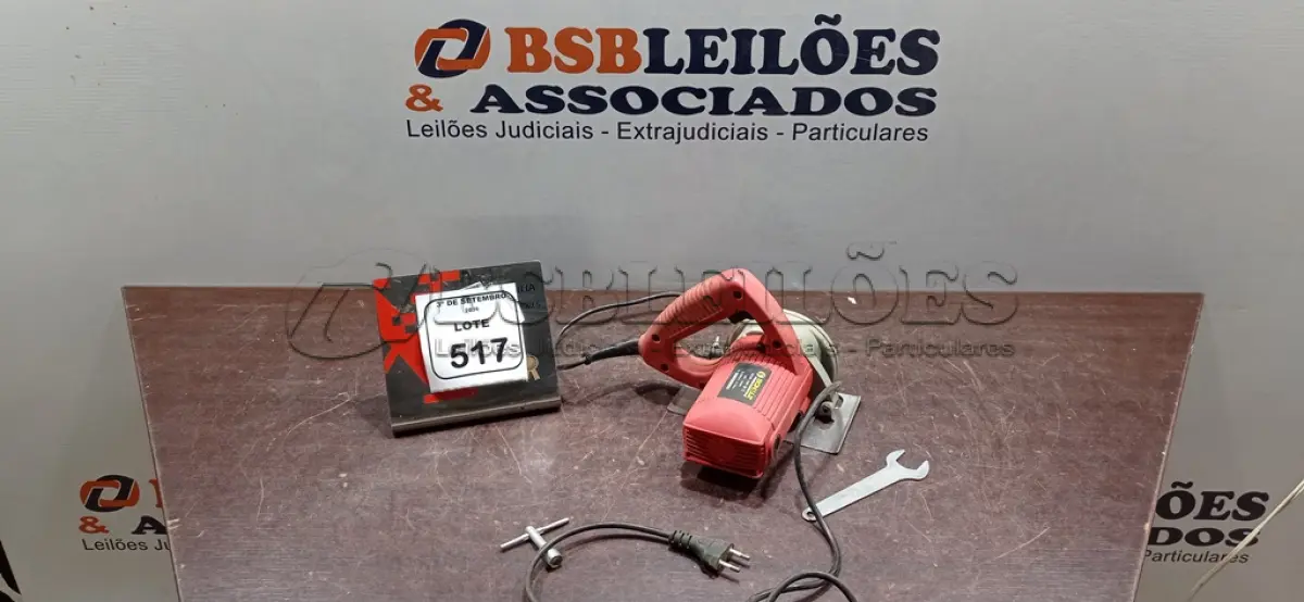 LOTE 517 - 01 SERRA MÁRMORE 220V MARCA SCHULZ. (NO ESTADO) ATENÇÃO! FAZER A VISITAÇÃO ANTES DE ARREMATAR, NÃO SABEMOS SE FUNCIONA, LEILÃO NÃO TEM GARANTIA E NEM DEVOLUÇÃO, SUJEITO A POSSÍVEIS AVARIAS VISÍVEIS/OCULTAS E/OU AUSÊNCIA DE COMPONENTES.