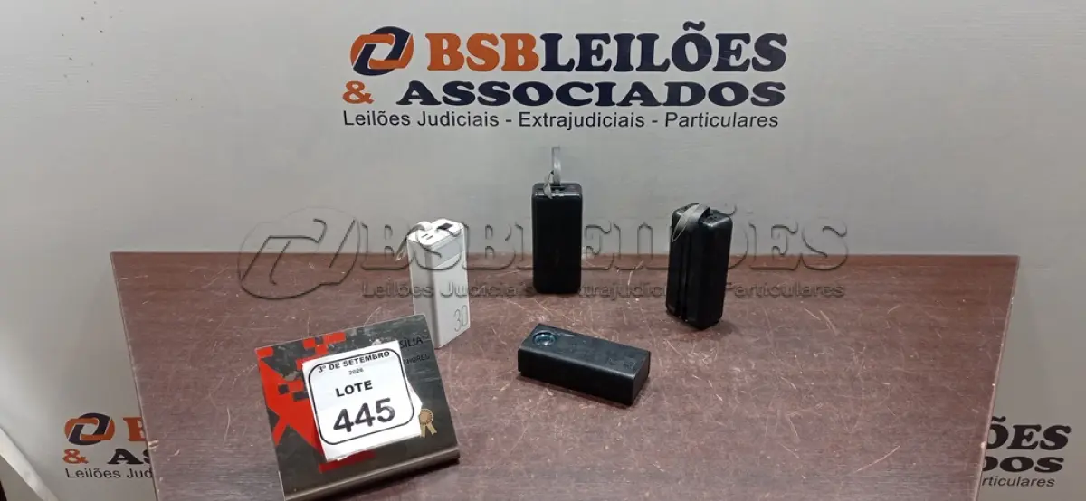 LOTE 445 - 04 POWER BANKS DE MARCAS E MODELOS DIVERSOS. (NO ESTADO) ATENÇÃO! FAZER A VISITAÇÃO ANTES DE ARREMATAR, NÃO SABEMOS SE FUNCIONA, LEILÃO NÃO TEM GARANTIA E NEM DEVOLUÇÃO, SUJEITO A POSSÍVEIS AVARIAS VISÍVEIS/OCULTAS E/OU AUSÊNCIA DE COMPONENTES.