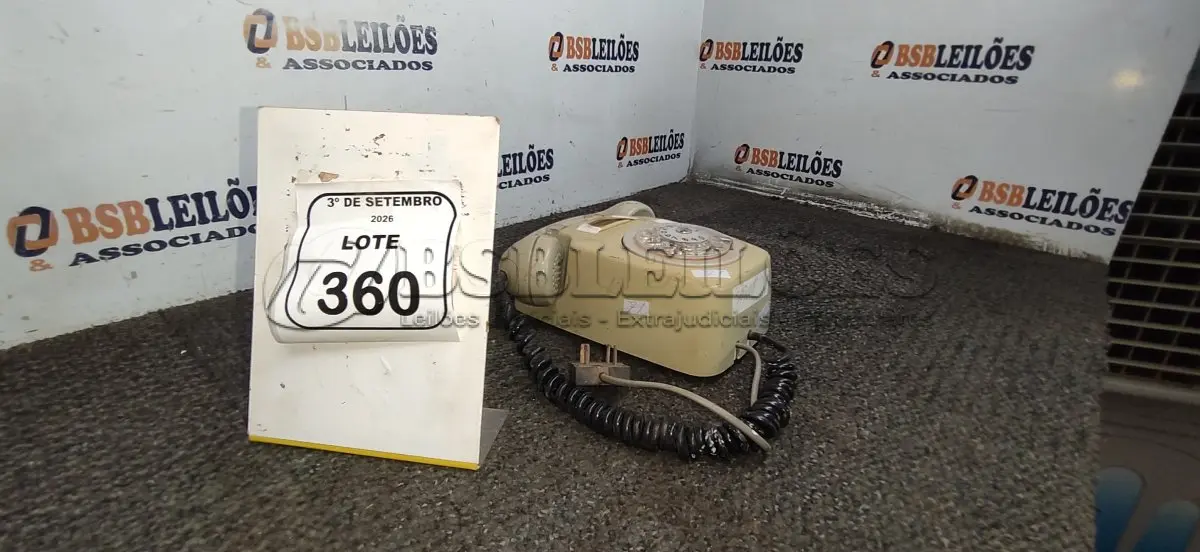 LOTE 360 - 01 APARELHO DE TELEFONE DE DISCO RETRÔ. (NO ESTADO) ATENÇÃO! FAZER A VISITAÇÃO ANTES DE ARREMATAR, NÃO SABEMOS SE FUNCIONA, LEILÃO NÃO TEM GARANTIA E NEM DEVOLUÇÃO, SUJEITO A POSSÍVEIS AVARIAS VISÍVEIS/OCULTAS E/OU AUSÊNCIA DE COMPONENTES.