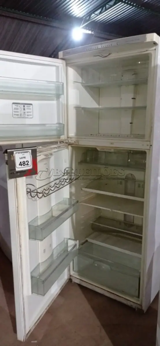 LOTE 482 - 01 GELADEIRA 220V MARCA BOSCH.  (NO ESTADO) ATENÇÃO! FAZER A VISITAÇÃO ANTES DE ARREMATAR, NÃO SABEMOS SE FUNCIONA, LEILÃO NÃO TEM GARANTIA E NEM DEVOLUÇÃO, SUJEITO A POSSÍVEIS AVARIAS VISÍVEIS/OCULTAS E/OU AUSÊNCIA DE COMPONENTES.