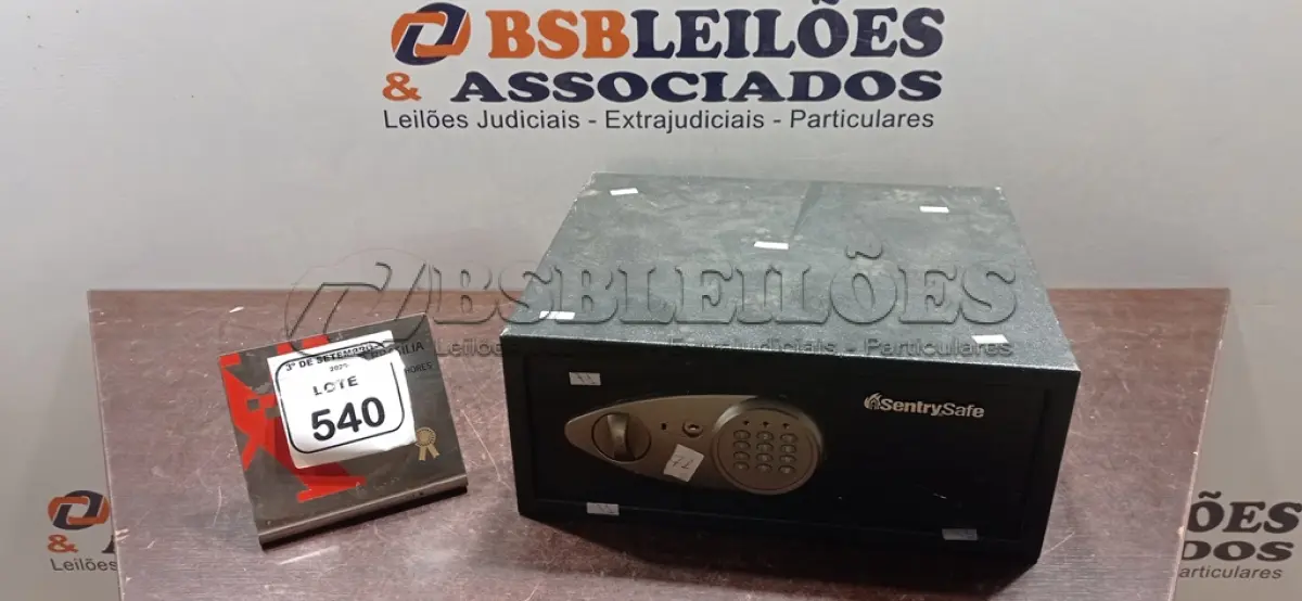 LOTE 540 - 01 COFRE DIGITAL MARCA SENTRY SAFE. (NO ESTADO) ATENÇÃO! FAZER A VISITAÇÃO ANTES DE ARREMATAR, NÃO SABEMOS SE FUNCIONA, LEILÃO NÃO TEM GARANTIA E NEM DEVOLUÇÃO, SUJEITO A POSSÍVEIS AVARIAS VISÍVEIS/OCULTAS E/OU AUSÊNCIA DE COMPONENTES.