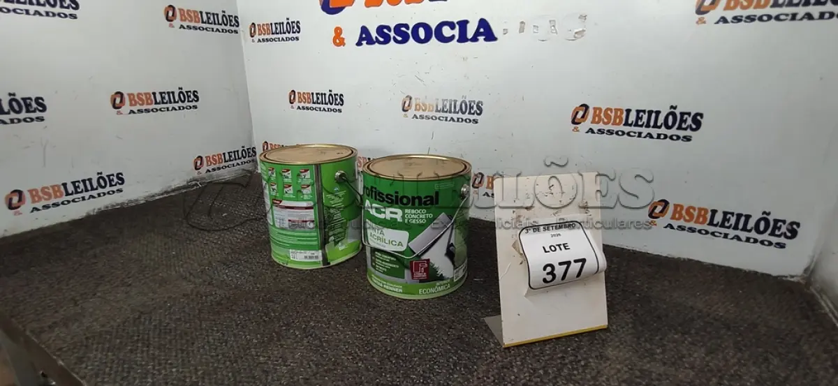 LOTE 377 - 02 LATAS DE TINTA ACRÍLICA DE 3,6L NA COR LUAR DO SERTÃO FOSCO MARCA PROFISSIONAL ACR. (NO ESTADO) ATENÇÃO! FAZER A VISITAÇÃO ANTES DE ARREMATAR, NÃO SABEMOS SE FUNCIONA, LEILÃO NÃO TEM GARANTIA E NEM DEVOLUÇÃO, SUJEITO A POSSÍVEIS AVARIAS VISÍVEIS/OCULTAS E/OU AUSÊNCIA DE COMPONENTES.