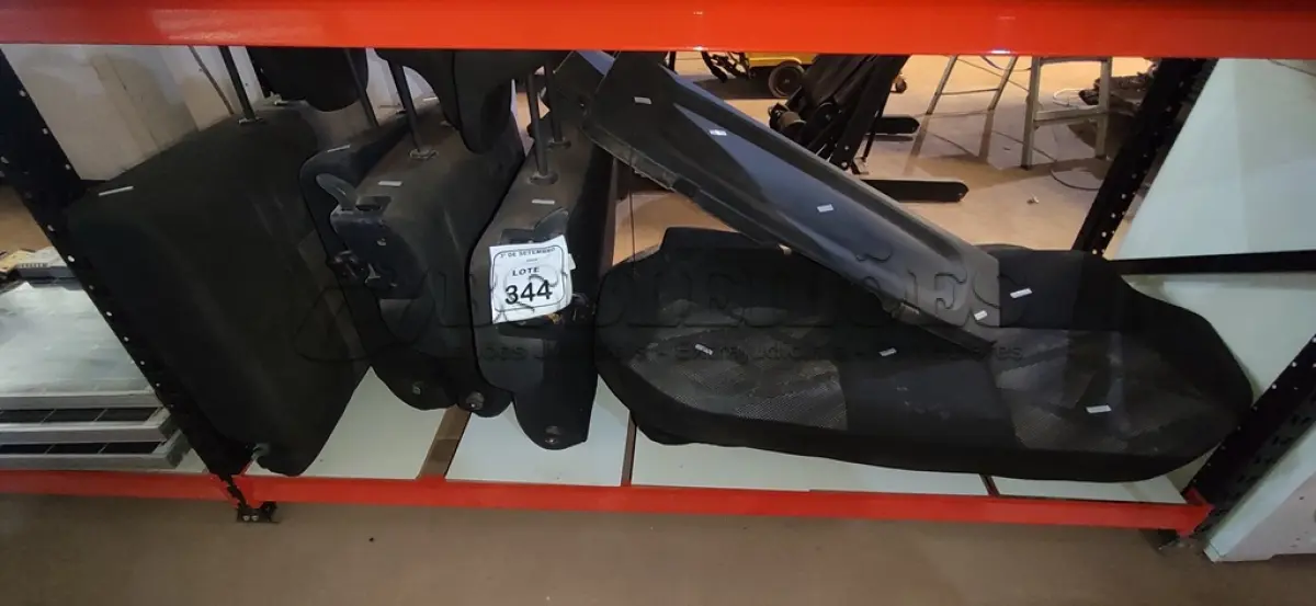 LOTE 344 - 01 BANCO DE 3 LUGARES E 02 BANCOS DIANTEIROS AUTOMOTIVO. (NO ESTADO) ATENÇÃO! FAZER A VISITAÇÃO ANTES DE ARREMATAR, NÃO SABEMOS SE FUNCIONA, LEILÃO NÃO TEM GARANTIA E NEM DEVOLUÇÃO, SUJEITO A POSSÍVEIS AVARIAS VISÍVEIS/OCULTAS E/OU AUSÊNCIA DE COMPONENTES.