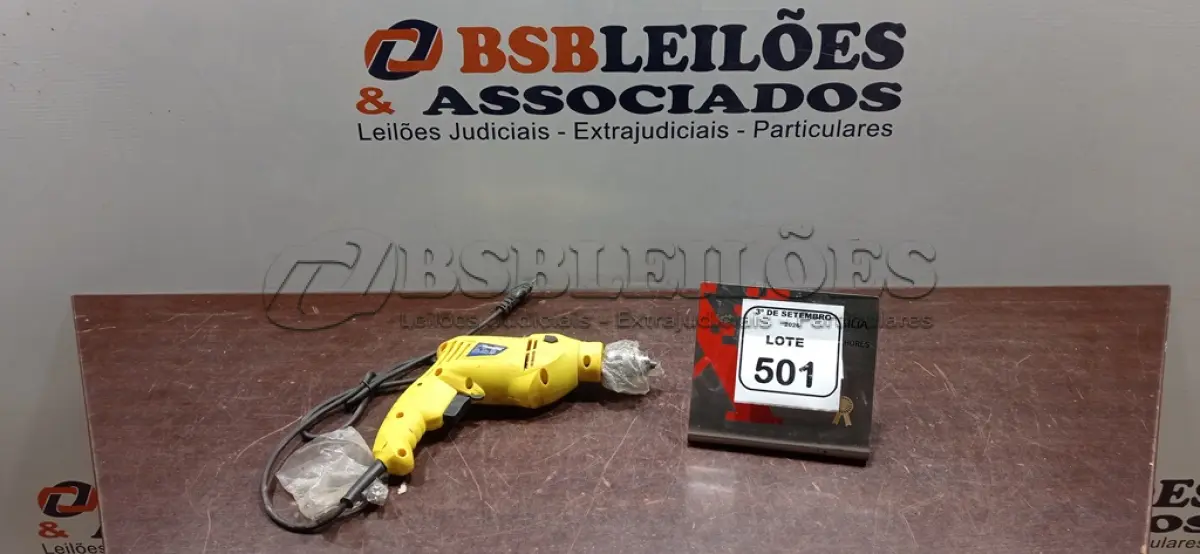 LOTE 501 - 01 FURADEIRA ELÉTRICA 220V MARCA TRAMONTINA. (NO ESTADO) ATENÇÃO! FAZER A VISITAÇÃO ANTES DE ARREMATAR, NÃO SABEMOS SE FUNCIONA, LEILÃO NÃO TEM GARANTIA E NEM DEVOLUÇÃO, SUJEITO A POSSÍVEIS AVARIAS VISÍVEIS/OCULTAS E/OU AUSÊNCIA DE COMPONENTES.