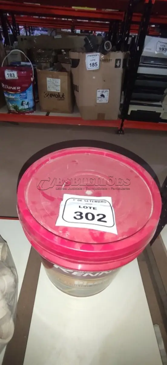 LOTE 302 - 01 BALDE DE TINTA DE PISOS ACRÍLICO PREMIUM 18LNA COR VERMELHO SEGURANÇA FOSCO MARCA RENNER.  (NO ESTADO) ATENÇÃO! FAZER A VISITAÇÃO ANTES DE ARREMATAR, NÃO SABEMOS SE FUNCIONA, LEILÃO NÃO TEM GARANTIA E NEM DEVOLUÇÃO, SUJEITO A POSSÍVEIS AVARIAS VISÍVEIS/OCULTAS E/OU AUSÊNCIA DE COMPONENTES.
