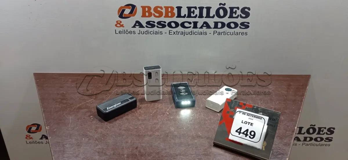 LOTE 449 - 04 POWER BANKS DE MARCAS E MODELOS DIVERSOS. (NO ESTADO) ATENÇÃO! FAZER A VISITAÇÃO ANTES DE ARREMATAR, NÃO SABEMOS SE FUNCIONA, LEILÃO NÃO TEM GARANTIA E NEM DEVOLUÇÃO, SUJEITO A POSSÍVEIS AVARIAS VISÍVEIS/OCULTAS E/OU AUSÊNCIA DE COMPONENTES.
