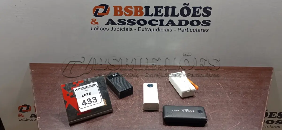 LOTE 433 - 04 POWER BANKS DE MARCAS E MODELOS DIVERSOS. (NO ESTADO) ATENÇÃO! FAZER A VISITAÇÃO ANTES DE ARREMATAR, NÃO SABEMOS SE FUNCIONA, LEILÃO NÃO TEM GARANTIA E NEM DEVOLUÇÃO, SUJEITO A POSSÍVEIS AVARIAS VISÍVEIS/OCULTAS E/OU AUSÊNCIA DE COMPONENTES.