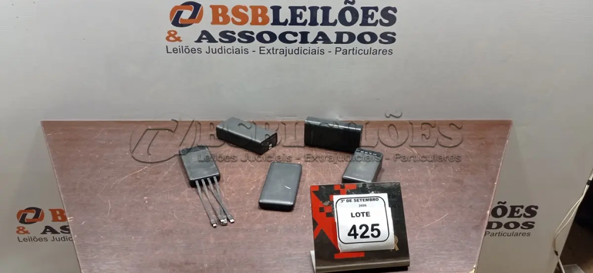 LOTE 425 - 04 POWER BANKS DE MARCAS E MODELOS DIVERSOS. (NO ESTADO) ATENÇÃO! FAZER A VISITAÇÃO ANTES DE ARREMATAR, NÃO SABEMOS SE FUNCIONA, LEILÃO NÃO TEM GARANTIA E NEM DEVOLUÇÃO, SUJEITO A POSSÍVEIS AVARIAS VISÍVEIS/OCULTAS E/OU AUSÊNCIA DE COMPONENTES.