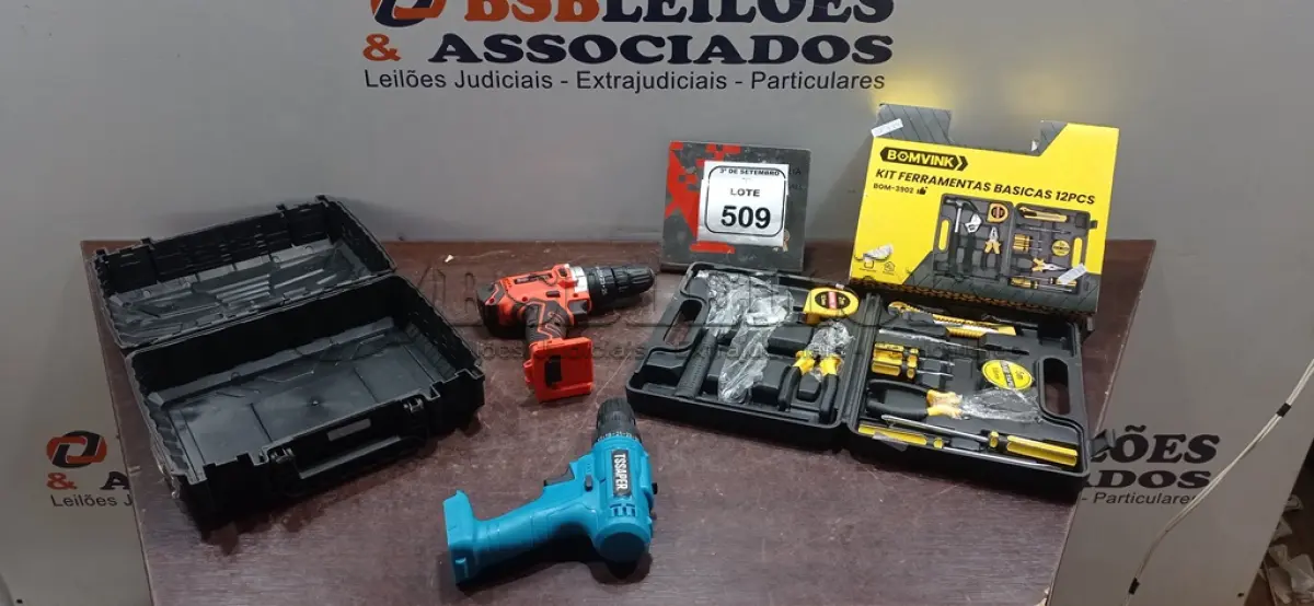 LOTE 509 - 01 KIT DE FERRAMENTAS BÁSICAS E 02 PARAFUSADEIRAS SEM BATERIA. (NO ESTADO) ATENÇÃO! FAZER A VISITAÇÃO ANTES DE ARREMATAR, NÃO SABEMOS SE FUNCIONA, LEILÃO NÃO TEM GARANTIA E NEM DEVOLUÇÃO, SUJEITO A POSSÍVEIS AVARIAS VISÍVEIS/OCULTAS E/OU AUSÊNCIA DE COMPONENTES.