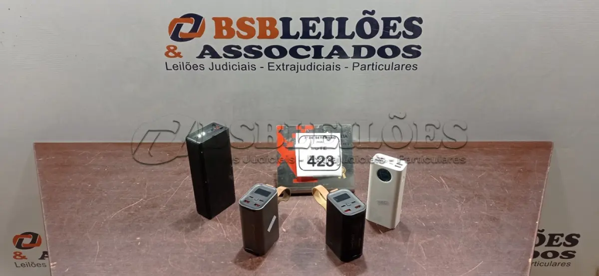 LOTE 423 - 04 POWER BANKS DE MARCAS E MODELOS DIVERSOS. (NO ESTADO) ATENÇÃO! FAZER A VISITAÇÃO ANTES DE ARREMATAR, NÃO SABEMOS SE FUNCIONA, LEILÃO NÃO TEM GARANTIA E NEM DEVOLUÇÃO, SUJEITO A POSSÍVEIS AVARIAS VISÍVEIS/OCULTAS E/OU AUSÊNCIA DE COMPONENTES.