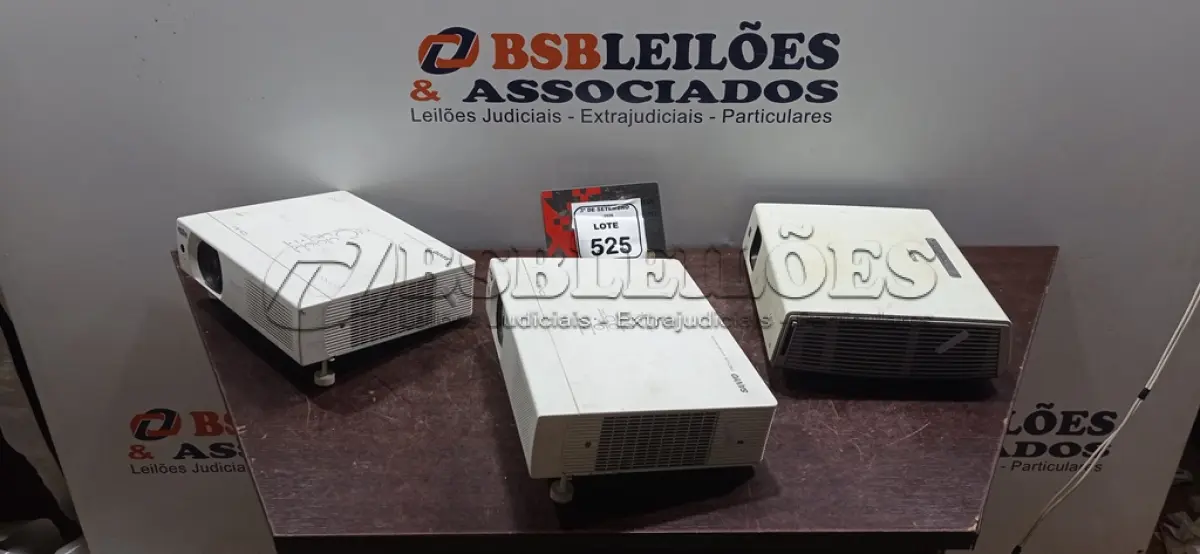 LOTE 525 - 02 PROJETORES SEM CABOS. (NO ESTADO) ATENÇÃO! FAZER A VISITAÇÃO ANTES DE ARREMATAR, NÃO SABEMOS SE FUNCIONA, LEILÃO NÃO TEM GARANTIA E NEM DEVOLUÇÃO, SUJEITO A POSSÍVEIS AVARIAS VISÍVEIS/OCULTAS E/OU AUSÊNCIA DE COMPONENTES.
