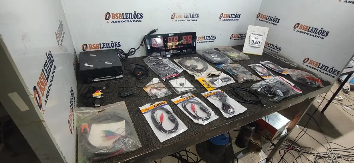 LOTE 320 - 01 FONTE DE ALIMENTAÇÃO, 01 RELÓGIO DE PAREDE E VÁRIOS CABOS DE MODELOS DIVERSOS. (NO ESTADO) ATENÇÃO! FAZER A VISITAÇÃO ANTES DE ARREMATAR, NÃO SABEMOS SE FUNCIONA, LEILÃO NÃO TEM GARANTIA E NEM DEVOLUÇÃO, SUJEITO A POSSÍVEIS AVARIAS VISÍVEIS/OCULTAS E/OU AUSÊNCIA DE COMPONENTES.