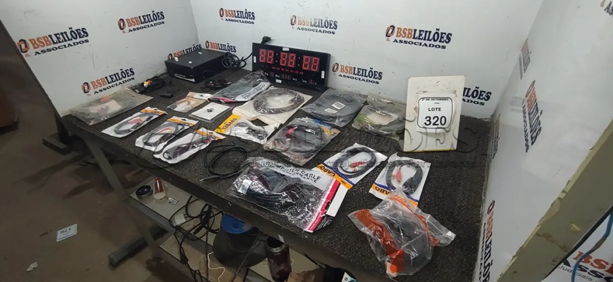 LOTE 320 - 01 FONTE DE ALIMENTAÇÃO, 01 RELÓGIO DE PAREDE E VÁRIOS CABOS DE MODELOS DIVERSOS. (NO ESTADO) ATENÇÃO! FAZER A VISITAÇÃO ANTES DE ARREMATAR, NÃO SABEMOS SE FUNCIONA, LEILÃO NÃO TEM GARANTIA E NEM DEVOLUÇÃO, SUJEITO A POSSÍVEIS AVARIAS VISÍVEIS/OCULTAS E/OU AUSÊNCIA DE COMPONENTES.