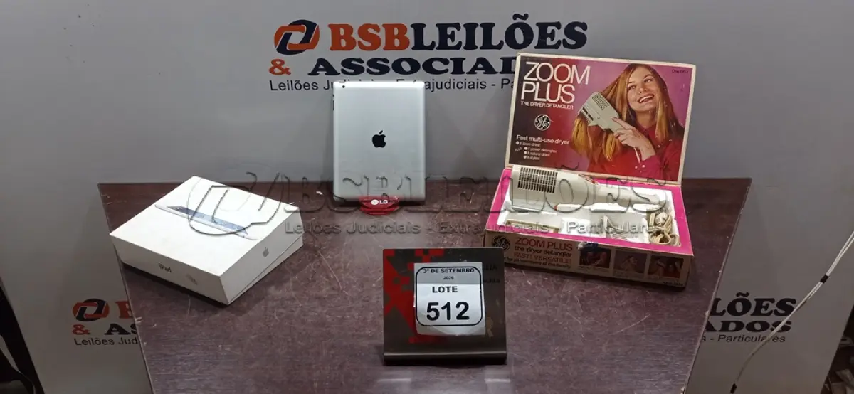 LOTE 512 - 01 IPAD APPLE E 01 SECADOR E DESEMBARAÇADOR DE CABELO ANTIGO MARCA GE. (NO ESTADO) ATENÇÃO! FAZER A VISITAÇÃO ANTES DE ARREMATAR, NÃO SABEMOS SE FUNCIONA, LEILÃO NÃO TEM GARANTIA E NEM DEVOLUÇÃO, SUJEITO A POSSÍVEIS AVARIAS VISÍVEIS/OCULTAS E/OU AUSÊNCIA DE COMPONENTES.