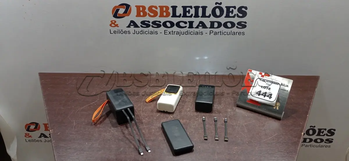 LOTE 444 - 04 POWER BANKS DE MARCAS E MODELOS DIVERSOS. (NO ESTADO) ATENÇÃO! FAZER A VISITAÇÃO ANTES DE ARREMATAR, NÃO SABEMOS SE FUNCIONA, LEILÃO NÃO TEM GARANTIA E NEM DEVOLUÇÃO, SUJEITO A POSSÍVEIS AVARIAS VISÍVEIS/OCULTAS E/OU AUSÊNCIA DE COMPONENTES.