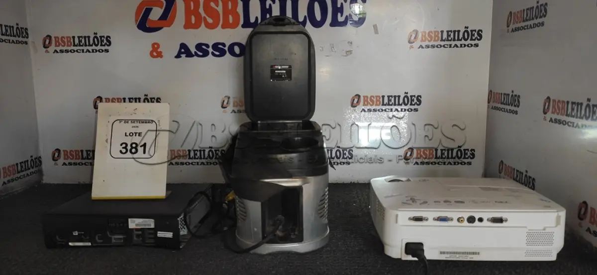 LOTE 381 - 01 MINI GELADEIRA MARCA BLACK DECKER, 01 XBOX E 01 PROJETOR. (NO ESTADO) ATENÇÃO! FAZER A VISITAÇÃO ANTES DE ARREMATAR, NÃO SABEMOS SE FUNCIONA, LEILÃO NÃO TEM GARANTIA E NEM DEVOLUÇÃO, SUJEITO A POSSÍVEIS AVARIAS VISÍVEIS/OCULTAS E/OU AUSÊNCIA DE COMPONENTES.
