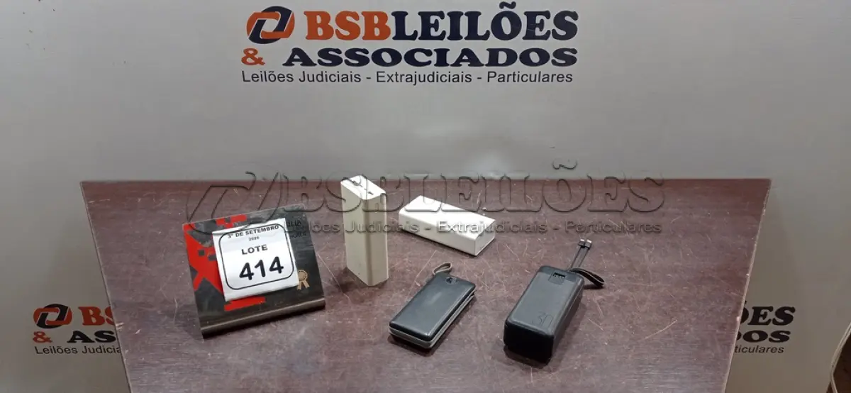 LOTE 414 - 04 POWER BANKS DE MARCAS E MODELOS DIVERSOS. (NO ESTADO) ATENÇÃO! FAZER A VISITAÇÃO ANTES DE ARREMATAR, NÃO SABEMOS SE FUNCIONA, LEILÃO NÃO TEM GARANTIA E NEM DEVOLUÇÃO, SUJEITO A POSSÍVEIS AVARIAS VISÍVEIS/OCULTAS E/OU AUSÊNCIA DE COMPONENTES.