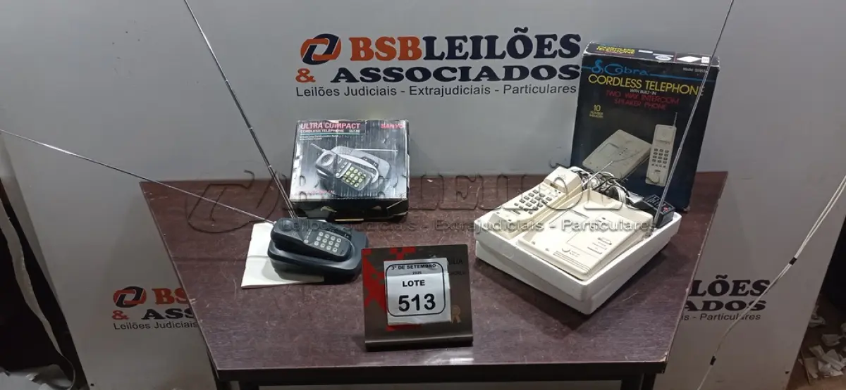LOTE 513 - 01 APARELHO DE TELEFONE ANTIGO SEM FIO MARCA SANYO E 01 SECRETÁRIA ELETRONICA. (NO ESTADO) ATENÇÃO! FAZER A VISITAÇÃO ANTES DE ARREMATAR, NÃO SABEMOS SE FUNCIONA, LEILÃO NÃO TEM GARANTIA E NEM DEVOLUÇÃO, SUJEITO A POSSÍVEIS AVARIAS VISÍVEIS/OCULTAS E/OU AUSÊNCIA DE COMPONENTES.