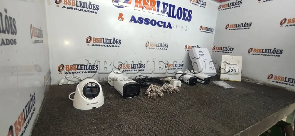 LOTE 329 - 03 CÂMERAS BULLET, 01 CENTRAL DE ALARME, 01 CÂMERA DOME E VÁRIOS CONECTORES BNC COM MOLAS. (NO ESTADO) ATENÇÃO! FAZER A VISITAÇÃO ANTES DE ARREMATAR, NÃO SABEMOS SE FUNCIONA, LEILÃO NÃO TEM GARANTIA E NEM DEVOLUÇÃO, SUJEITO A POSSÍVEIS AVARIAS VISÍVEIS/OCULTAS E/OU AUSÊNCIA DE COMPONENTES.