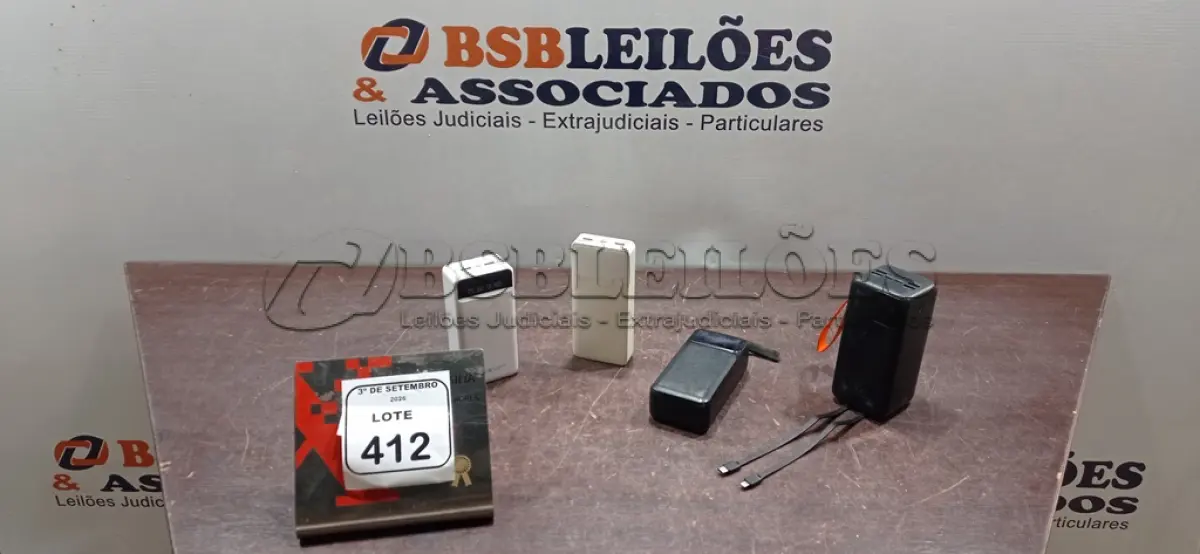 LOTE 412 - 04 POWER BANKS DE MARCAS E MODELOS DIVERSOS. (NO ESTADO) ATENÇÃO! FAZER A VISITAÇÃO ANTES DE ARREMATAR, NÃO SABEMOS SE FUNCIONA, LEILÃO NÃO TEM GARANTIA E NEM DEVOLUÇÃO, SUJEITO A POSSÍVEIS AVARIAS VISÍVEIS/OCULTAS E/OU AUSÊNCIA DE COMPONENTES.