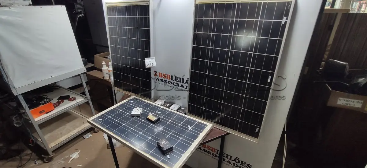 LOTE 355 - 03 PLACAS SOLARES COM 07 CONTROLADORES DE CARGA. (NO ESTADO) ATENÇÃO! FAZER A VISITAÇÃO ANTES DE ARREMATAR, NÃO SABEMOS SE FUNCIONA, LEILÃO NÃO TEM GARANTIA E NEM DEVOLUÇÃO, SUJEITO A POSSÍVEIS AVARIAS VISÍVEIS/OCULTAS E/OU AUSÊNCIA DE COMPONENTES.