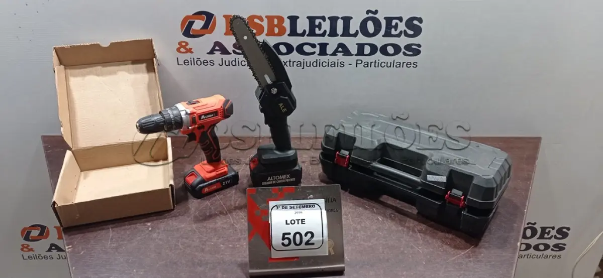 LOTE 502 - 01 MINI MÁQUINA MOTOSSERRA ELÉTRICA COM 01 BATERIA E 01 TORNEIRA MARCA PRIZI. (NO ESTADO) ATENÇÃO! FAZER A VISITAÇÃO ANTES DE ARREMATAR, NÃO SABEMOS SE FUNCIONA, LEILÃO NÃO TEM GARANTIA E NEM DEVOLUÇÃO, SUJEITO A POSSÍVEIS AVARIAS VISÍVEIS/OCULTAS E/OU AUSÊNCIA DE COMPONENTES.