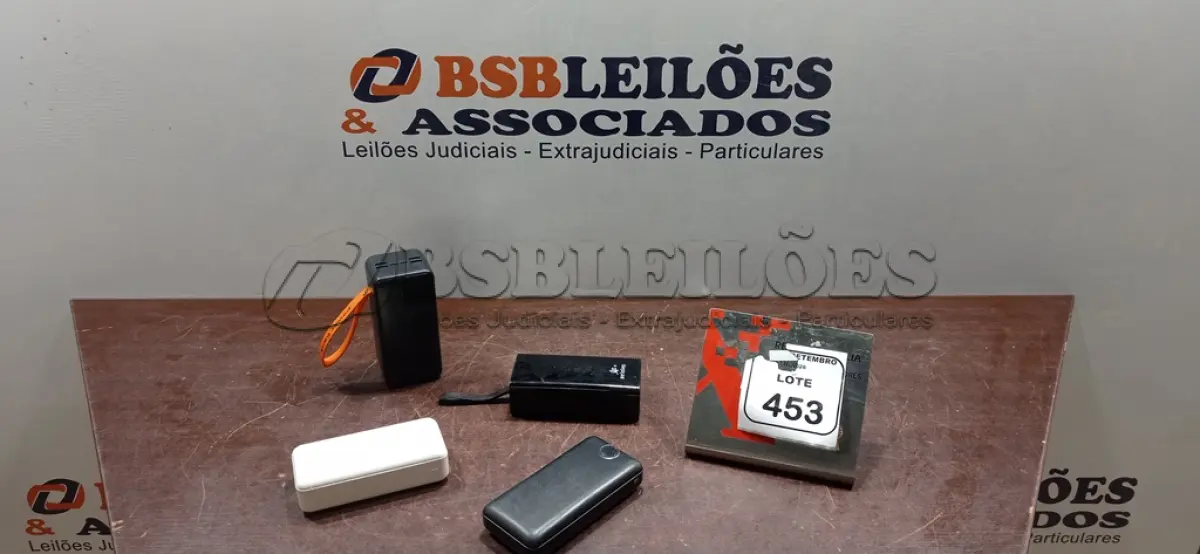 LOTE 453 - 04 POWER BANKS DE MARCAS E MODELOS DIVERSOS. (NO ESTADO) ATENÇÃO! FAZER A VISITAÇÃO ANTES DE ARREMATAR, NÃO SABEMOS SE FUNCIONA, LEILÃO NÃO TEM GARANTIA E NEM DEVOLUÇÃO, SUJEITO A POSSÍVEIS AVARIAS VISÍVEIS/OCULTAS E/OU AUSÊNCIA DE COMPONENTES.